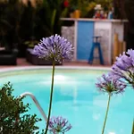 Esclusiva Con Piscina E Parco Privato Da 1200 Mq Cinque Minuti A Piedi Dalle Spiagge Di